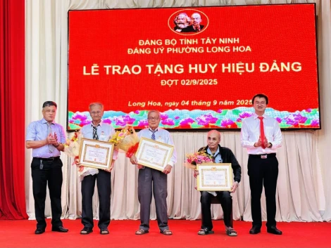 Chánh Thanh tra tỉnh Tây Ninh trao Huy hiệu Đảng tại phường Long Hoa