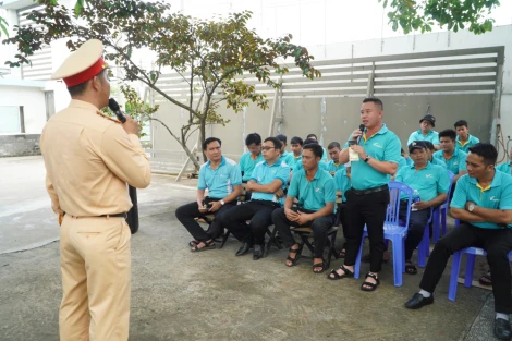 Công an Tây Ninh tuyên truyền pháp luật an toàn giao thông cho tài xế taxi