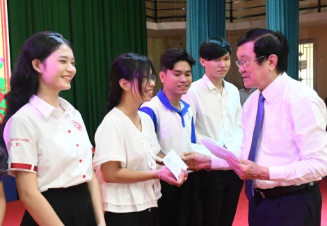 Nguyên Chủ tịch nước Trương Tấn Sang dự trao học bổng Võ Văn Tần tại xã Hậu Nghĩa