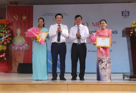 Phó Bí thư Tỉnh ủy Nguyễn Thanh Hải dự Lễ khai giảng tại Trường THPT Cần Giuộc