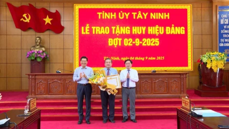 Phó Bí thư Tỉnh ủy Phạm Hùng Thái nhận Huy hiệu 30 năm tuổi Đảng