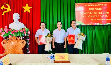 Xã Mỹ Yên công bố và trao các quyết định bổ sung Ủy viên Ban Thường vụ Đảng ủy xã