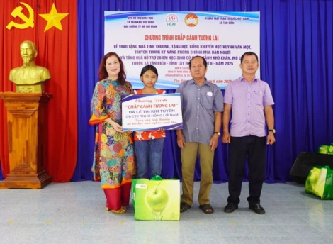 Xã Tân Biên trao nhà tình thương, học bổng và quà cho học sinh nghèo, mồ côi