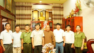 Phó Trưởng ban Tuyên giáo và Dân vận Tỉnh ủy Thành Từ Dũ thăm, tặng quà các cơ sở tôn giáo nhân dịp lễ Vu Lan