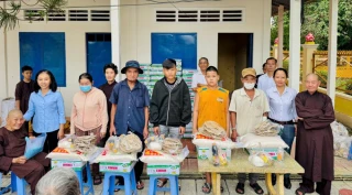 Phường Bình Minh: Trao 100 phần quà cho các hộ có hoàn cảnh khó khăn