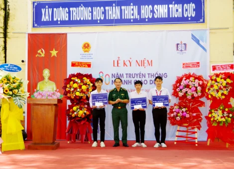 Bộ đội Biên phòng Tây Ninh trao học bổng 'Nâng bước em tới trường'