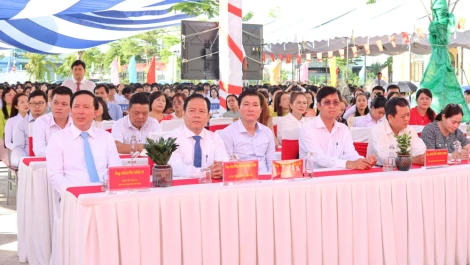 Chủ tịch UBND tỉnh Nguyễn Văn Út dự khai giảng tại Trường THPT Nguyễn Trung Trực - Bến Lức