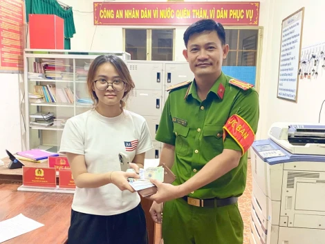 Công an xã Tân Châu trao trả tài sản cho người dân đánh rơi