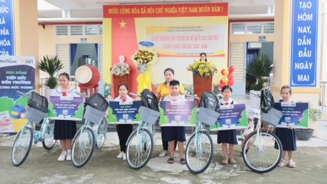 Công ty TNHH Ðức Thành trao học bổng 'Tiếp sức đến trường' nhân dịp khai giảng năm học mới