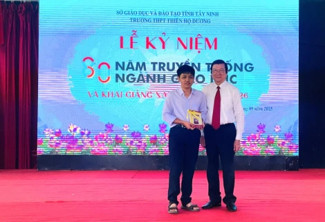 Nguyên Chủ tịch nước Trương Tấn Sang dự Lễ khai giảng năm học mới tại Trường THPT Thiên Hộ Dương