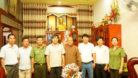 Phó Trưởng ban Tuyên giáo và Dân vận Tỉnh ủy Thành Từ Dũ thăm, tặng quà các cơ sở tôn giáo nhân dịp lễ Vu Lan