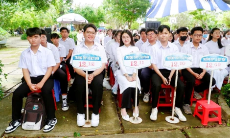 Phó Trưởng đoàn đại biểu Quốc hội tỉnh Tây Ninh Lê Thị Song An dự Lễ khai giảng tại Trường THPT Lê Quý Đôn