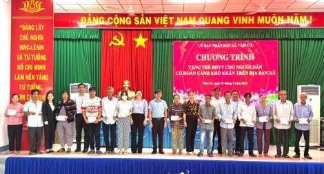 Trao học bổng và thẻ bảo hiểm y tế cho người dân và học sinh có hoàn cảnh khó khăn