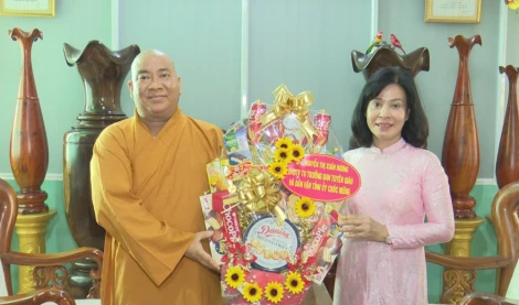 Trưởng ban Tuyên giáo và Dân vận Tỉnh ủy Nguyễn Thị Xuân Hương thăm, chúc mừng Đại lễ Vu lan tại Tịnh xá Ngọc Tâm