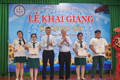 Trường Tiểu học, THCS và THPT Hà Long khai giảng năm học mới