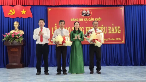 Xã Cầu Khởi trao Huy hiệu Đảng cho 4 đảng viên