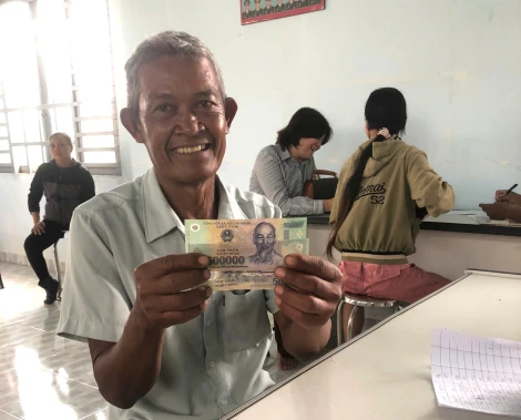 Xã Tân Phú khẩn trương cấp phát quà 02/9 - Lan tỏa niềm vui đến từng hộ dân
