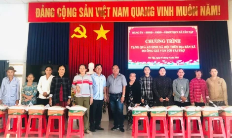 Xã Tân Tập tặng 600 phần quà cho các hộ dân có hoàn cảnh khó khăn
