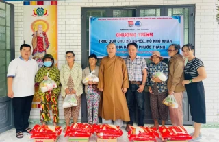 Xã Phước Thạnh trao quà cho người dân có hoàn cảnh khó khăn
