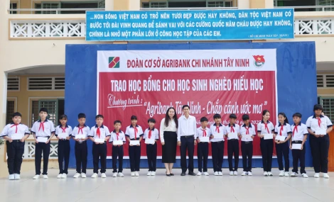 Agribank chi nhánh Tây Ninh trao học bổng Chắp cánh ước mơ