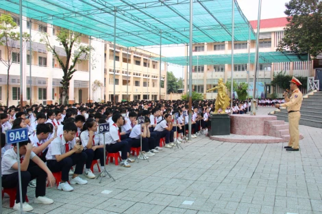 Cảnh sát giao thông tổ chức tuyên truyền ở trường học