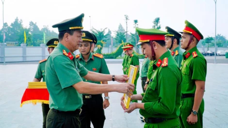 Công an tỉnh Tây Ninh trao khen thưởng tại Lễ chào cờ đầu tháng