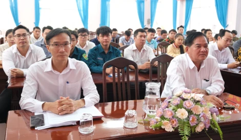 Khai giảng lớp bồi dưỡng lý luận chính trị cho đảng viên mới