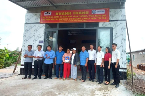 Liên hiệp các tổ chức hữu nghị tỉnh Tây Ninh phối hợp UBND xã Tuyên Bình trao 2 căn nhà hữu nghị do tổ chức Les Enfants Du Dragon (LEDD, Pháp) tài trợ tại xã Tuyên Bình.