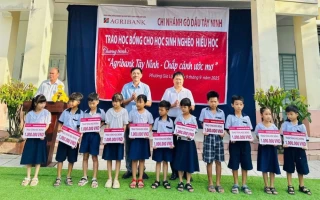 Agribank chi nhánh Gò Dầu trao 250 suất học bổng cho học sinh nghèo hiếu học