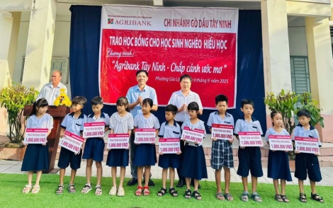 Agribank chi nhánh Gò Dầu trao 250 suất học bổng cho học sinh nghèo hiếu học