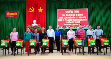 Xã Lương Hòa tặng 104 suất quà cho hộ có hoàn cảnh khó khăn dịp lễ Vu Lan