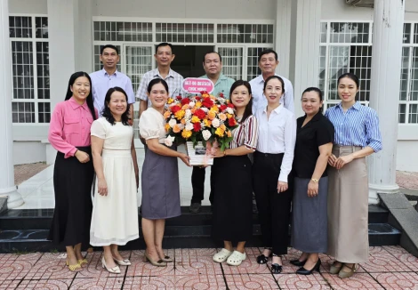 Lãnh đạo xã Tân Châu chúc mừng 70 năm ngày thành lập Mặt trận Tổ quốc Việt Nam