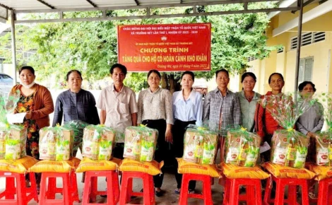 Xã Truông Mít: Trao tặng 330 phần quà cho các hộ có hoàn cảnh khó khăn