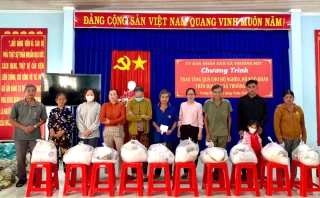 Xã Truông Mít: Trao tặng quà và sổ tiết kiệm cho hộ nghèo, hộ có hoàn cảnh khó khăn