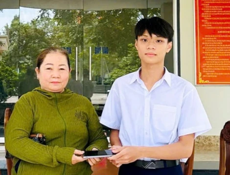 Nhặt được tài sản đánh rơi, học sinh lớp 12 báo Công an nhờ tìm chủ sở hữu