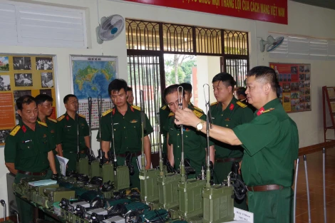 Đoàn công tác Bộ Quốc phòng khảo sát chất lượng vũ khí, trang bị, kỹ thuật tại Sư đoàn 5
