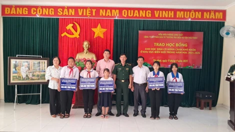 Trao học bổng cho học sinh có hoàn cảnh đặc biệt khó khăn ở khu vực biên giới