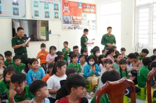 Đồn Biên phòng Cửa khẩu Cảng Bến Lức khai giảng lớp học tình thương