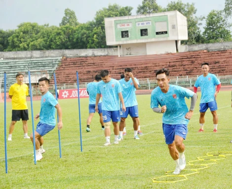 Câu lạc bộ bóng đá Long An tiếp đón Quy Nhơn United trên sân nhà ở vòng khai màn Cúp LPBank 2025/2026