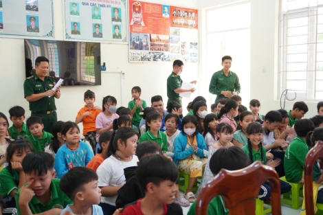 Đồn Biên phòng Cửa khẩu Cảng Bến Lức khai giảng lớp học tình thương