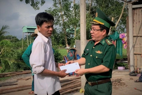 Đồn Biên phòng Mỹ Thạnh Tây: Thăm, hỗ trợ người dân bị tốc mái do giông lốc