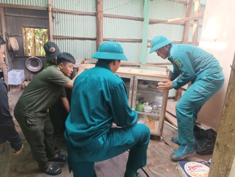Hưng Điền: Mưa giông làm sập và tốc mái 14 căn nhà