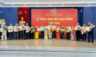 Đảng ủy phường Tân Ninh trao tặng Huy hiệu Đảng cho 52 đảng viên