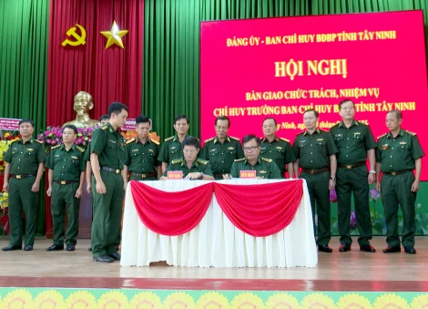 Bàn giao chức trách, nhiệm vụ Chỉ huy trưởng Ban Chỉ huy Bộ đội Biên phòng Tây Ninh