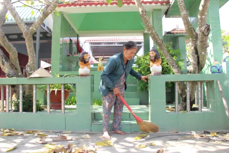 Tận tụy với công việc chăm sóc phần mộ