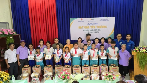 Sáng 16/9, Đoàn cơ sở Báo và phát thanh, truyền hình Tây Ninh phối hợp Tịnh xá Ngọc Cầu (xã Cầu Kè, tỉnh Vĩnh Long), gia đình Đoàn Duy Kha cùng các nhà hảo tâm tổ chức chương trình "Hạt gạo yêu thương" tại xã Tân Phú và xã Tân Thành, tỉnh Tây Ninh.