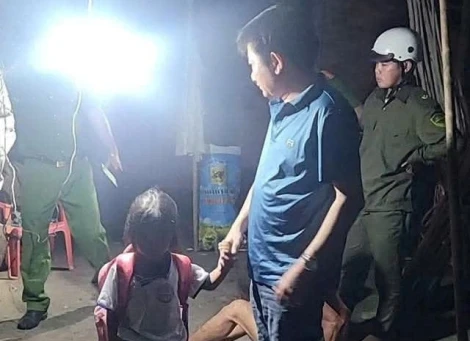 Bé gái học lớp 1 được tìm thấy sau 5 giờ tìm kiếm