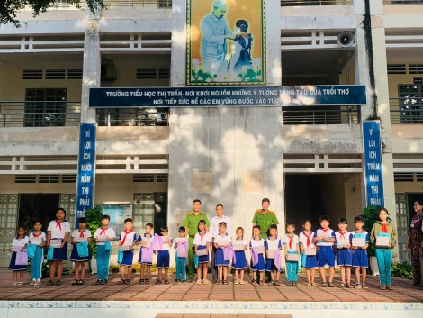 Công an xã Tân Châu: Lan tỏa yêu thương, tiếp sức học sinh nghèo đến trường