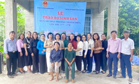 Trao tặng 2 con bò sinh sản hỗ trợ phụ nữ nghèo