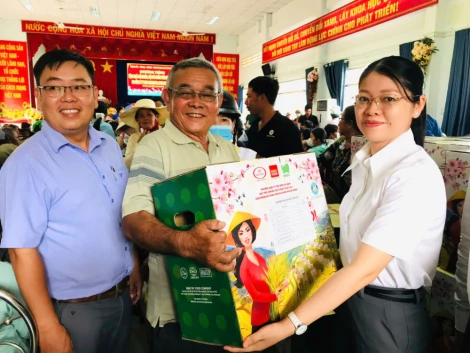 Xã Tân Tập tặng 500 phần quà cho các gia đình có hoàn cảnh khó khăn